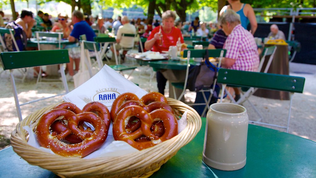 Cervejaria Augustiner que inclui jantar ao ar livre e comida assim como um grande grupo de pessoas