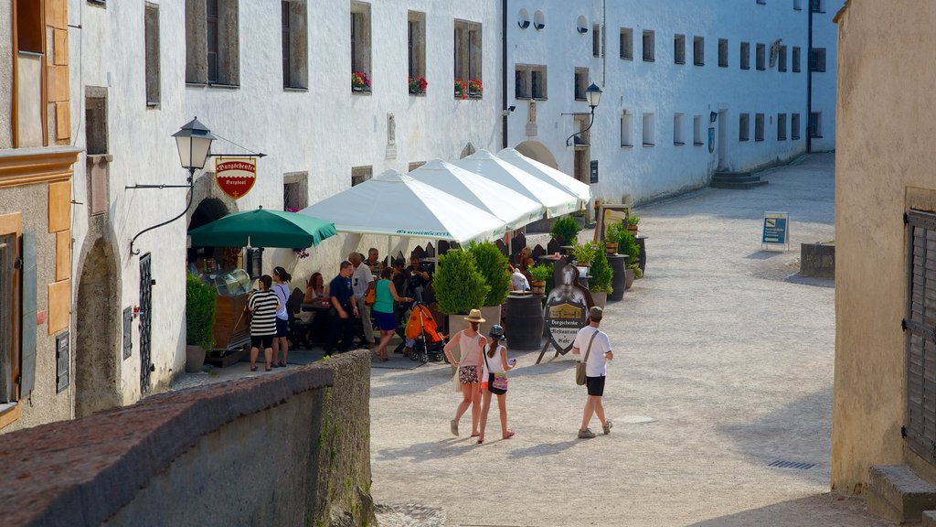 Benteng Hohensalzburg menunjukkan kota, pemandangan jalanan dan arsitektur kuno