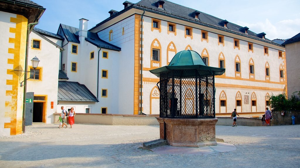 Festung Hohensalzburg toont een plein, historische architectuur en kasteel of paleis