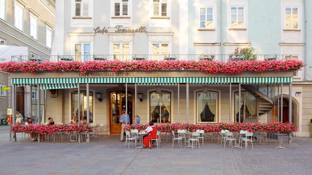 Salzburgo ofreciendo una ciudad, flores y estilo de vida de café