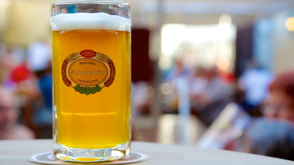 Viena ofreciendo un bar, señalización y refrescos o bebidas