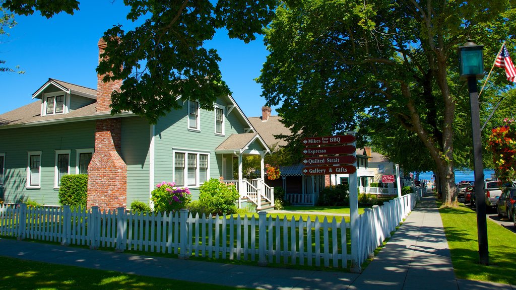 Port Gamble que inclui uma casa e cenas de rua