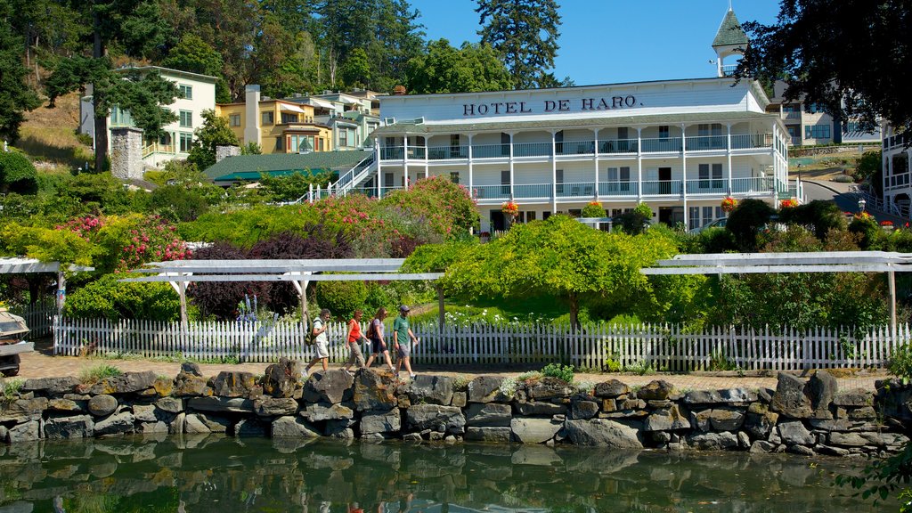 San Juan Island ofreciendo una ciudad costera, un lago o abrevadero y un hotel