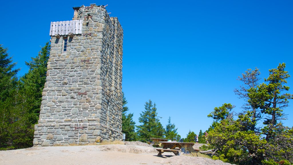 Isla Orcas que incluye un monumento y arquitectura patrimonial