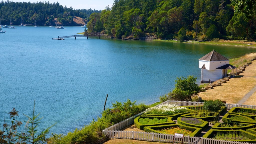 Campamento inglés ofreciendo un lago o laguna