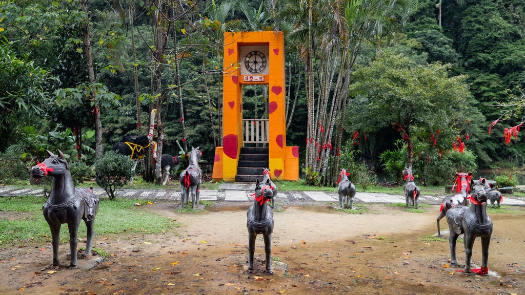 Shifen Waterfall featuring outdoor art and a garden