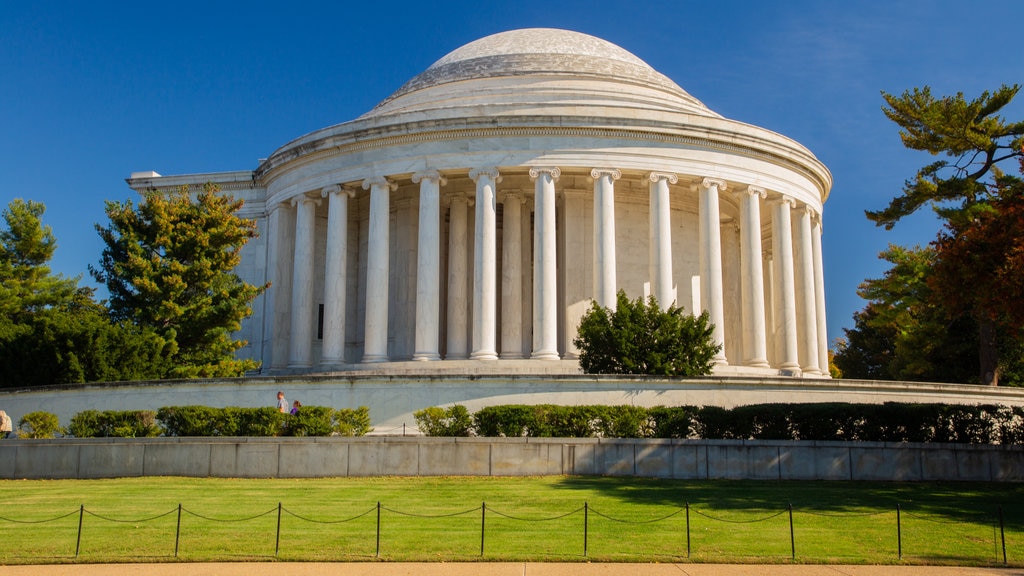 Monumento a Jefferson que incluye un edificio administrativo y arquitectura patrimonial