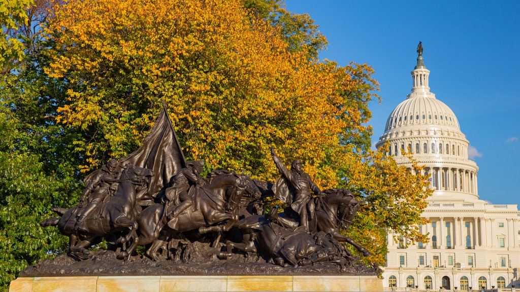 Capitolio de los Estados Unidos que incluye un edificio administrativo, hojas de otoño y patrimonio de arquitectura