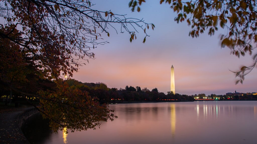 Washington Monument showing a monument, a sunset and a lake or waterhole