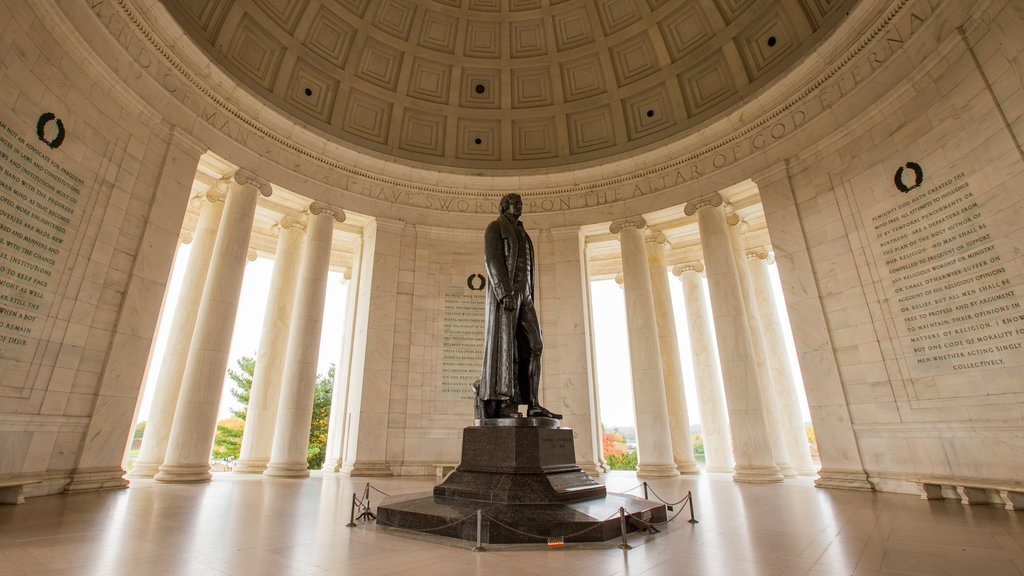 Jefferson-mindesmærket som viser interiør og en statue eller en skulptur