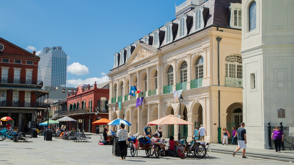 Cabildo que incluye elementos del patrimonio, escenas urbanas y un parque o plaza