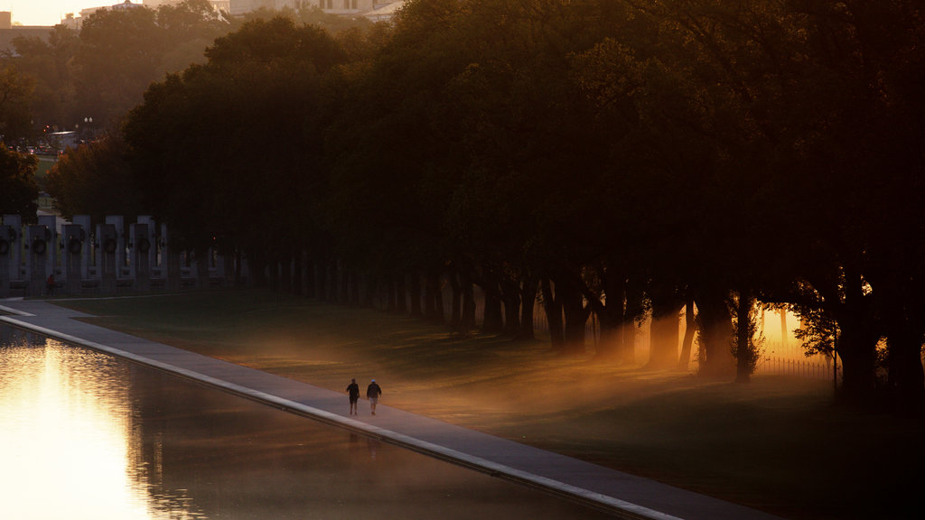 Washington mostrando um lago ou charco, um pôr do sol e neblina