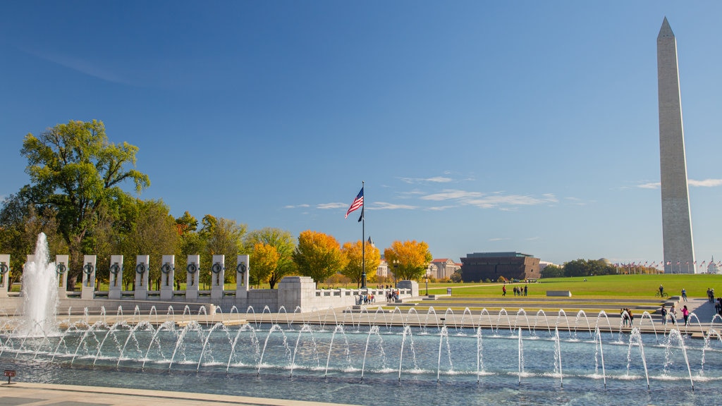 Lincoln Memorial featuring a fountain and a monument