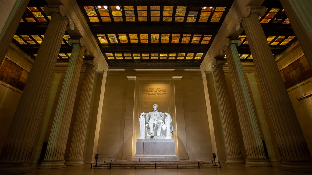 Monumento a Lincoln ofreciendo vistas interiores, un monumento y elementos del patrimonio