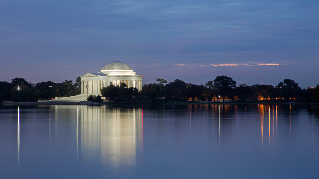 Monumento a Jefferson ofreciendo escenas de noche, un lago o espejo de agua y arquitectura patrimonial