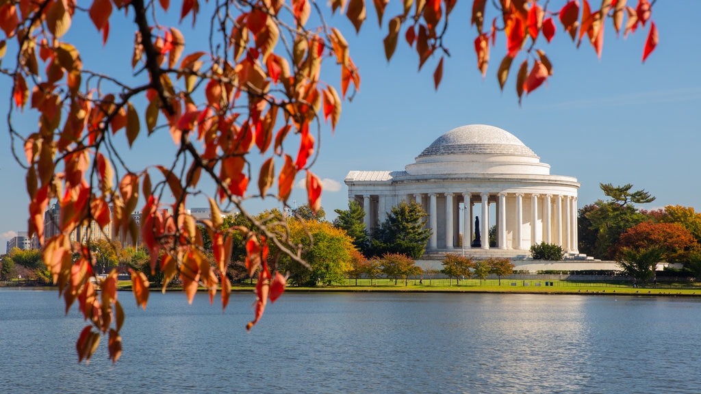 Monumento a Jefferson que incluye patrimonio de arquitectura y un lago o abrevadero