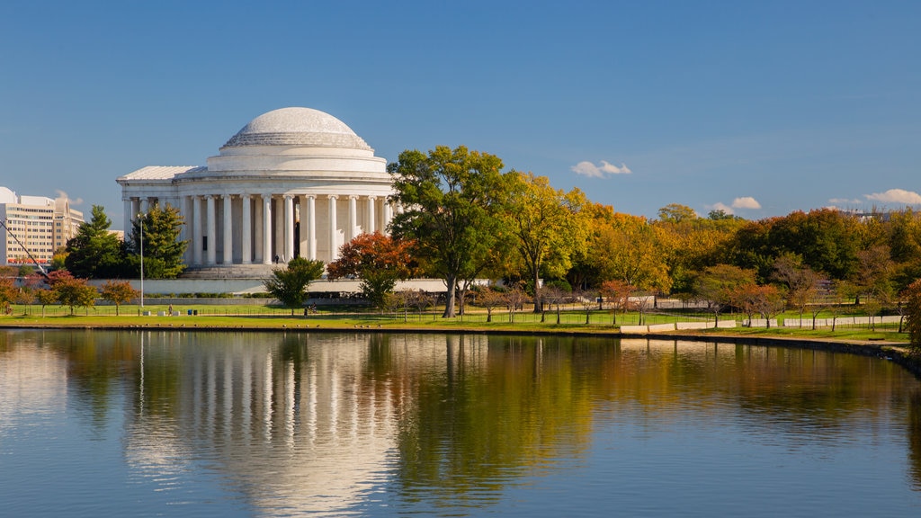 Jefferson Memorial showing a lake or waterhole and heritage architecture