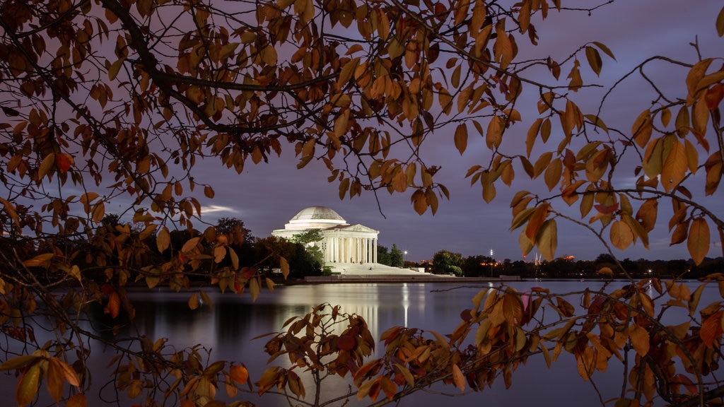 Jefferson Memorial showing heritage architecture, night scenes and a lake or waterhole