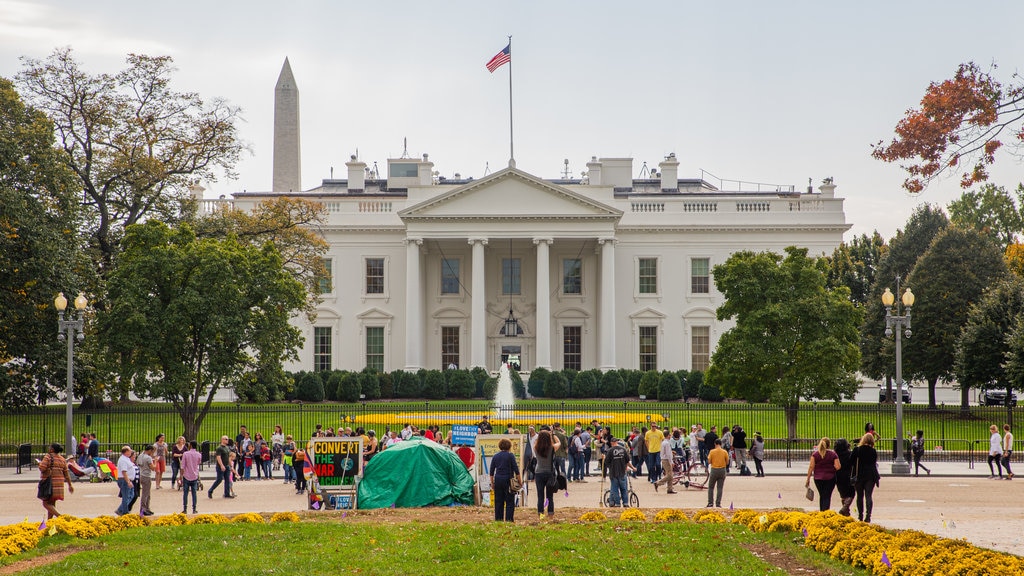 White House which includes an administrative building and heritage architecture as well as a large group of people