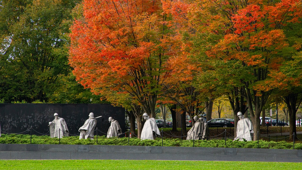 Monumento a los Veteranos de la Guerra de Corea mostrando un parque y una estatua o escultura