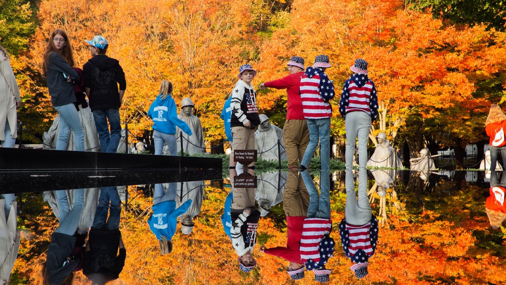 Monumento a los Veteranos de la Guerra de Corea mostrando colores de otoño y también un pequeño grupo de personas