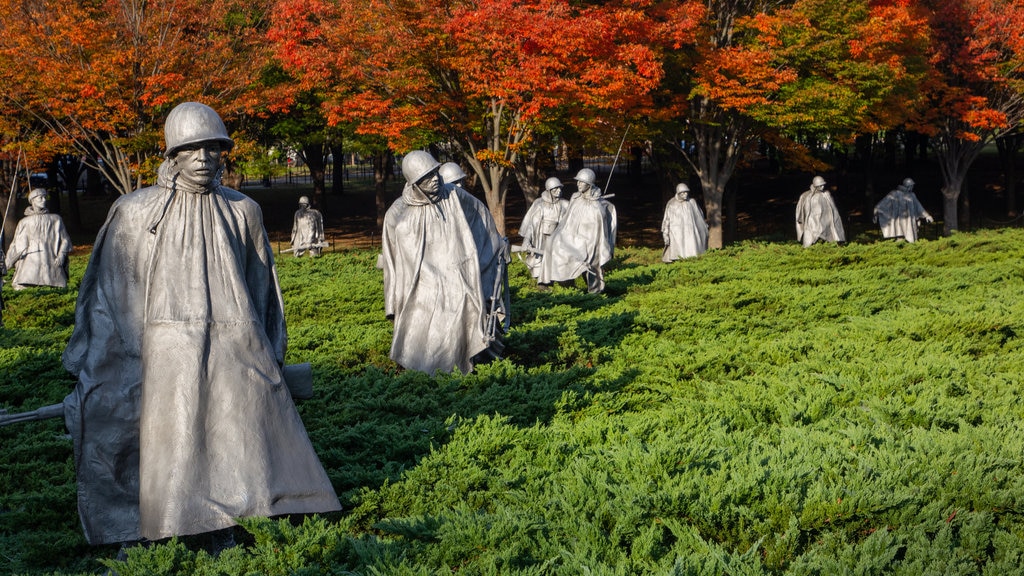 Memorial a Veteranos da Guerra da Coréia que inclui um parque e uma estátua ou escultura