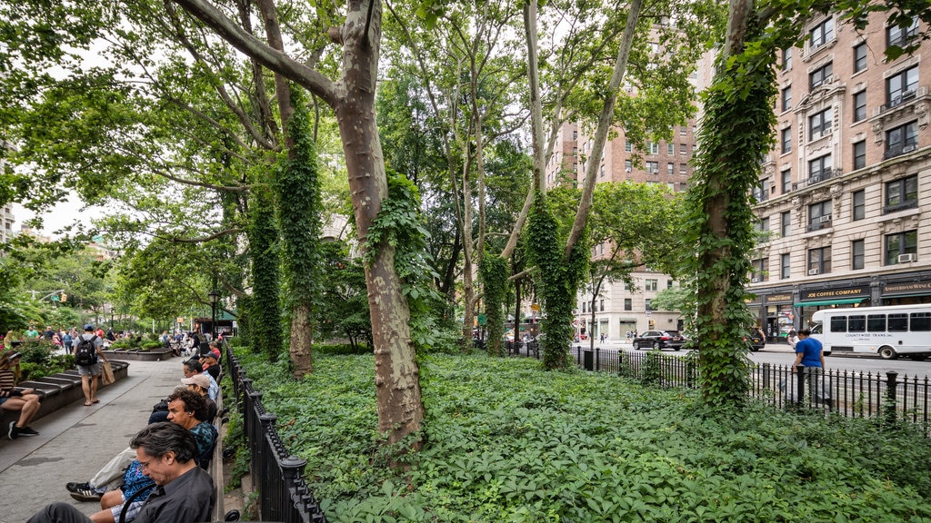 Upper West Side showing a garden