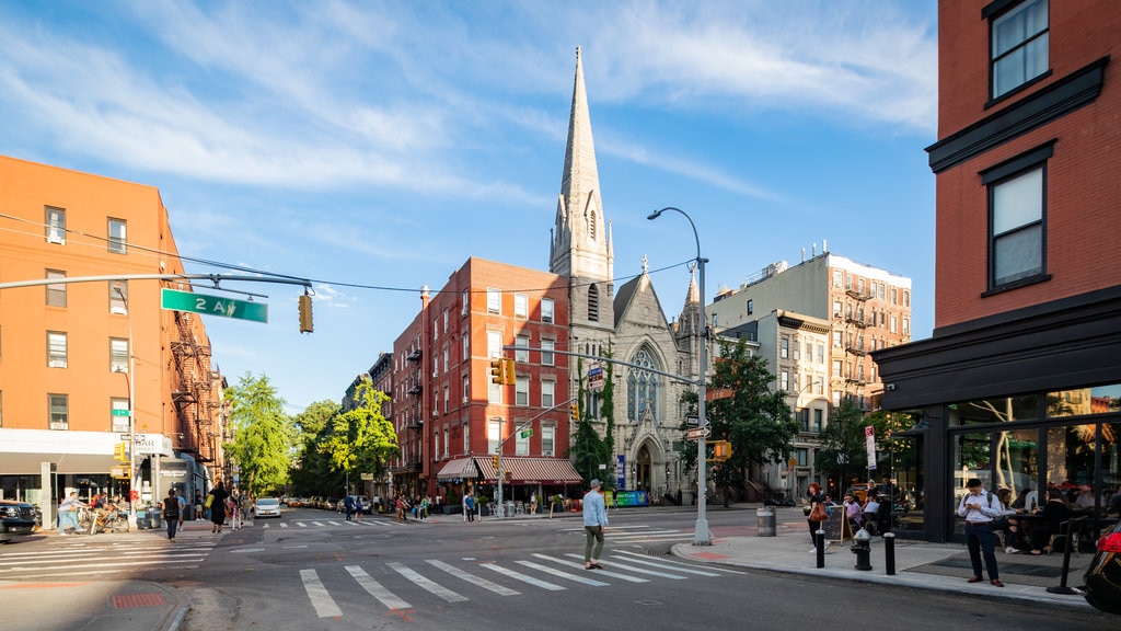 East Village que incluye imágenes de calles y una ciudad