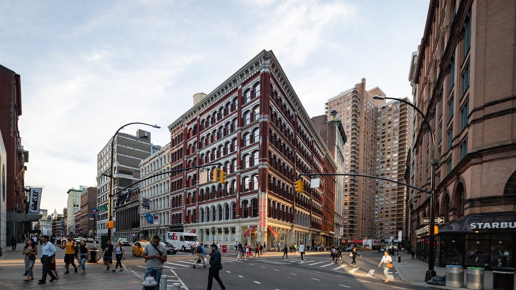 East Village caracterizando um pôr do sol, cenas de rua e uma cidade