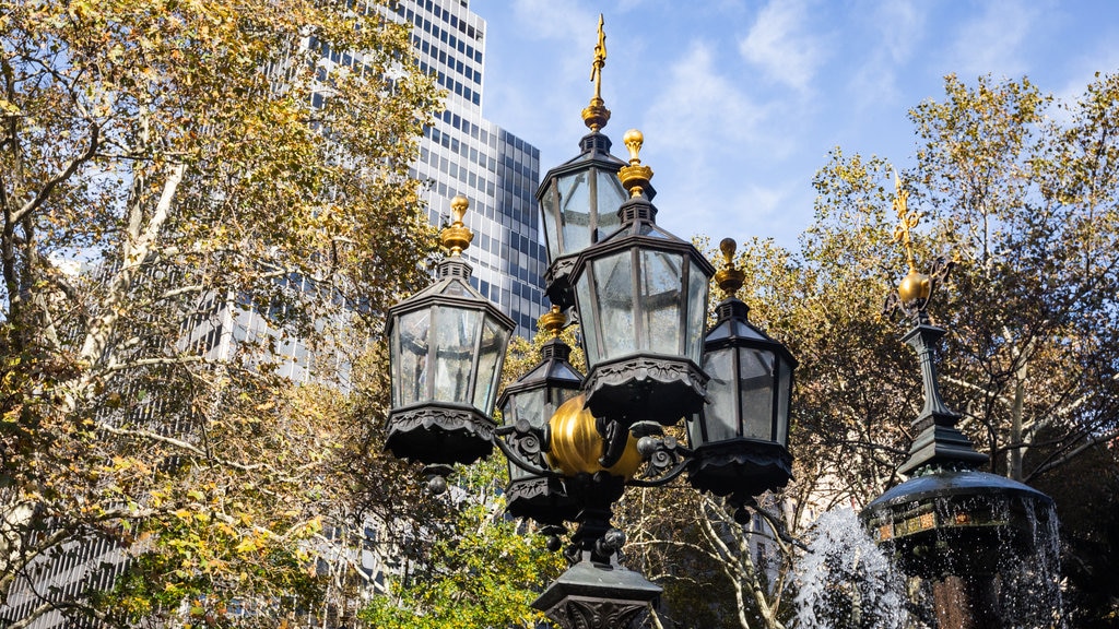 City Hall Park showing heritage elements and a city