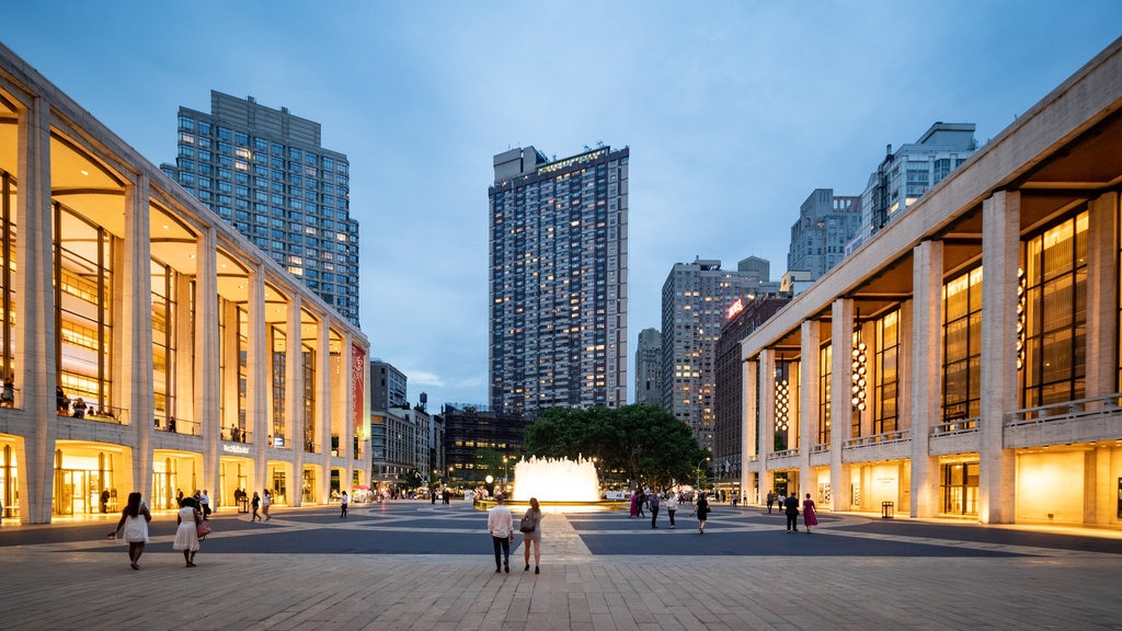 Centre culturel Lincoln Center for the Performing Arts mettant en vedette une place publique, scènes de soirée et une ville