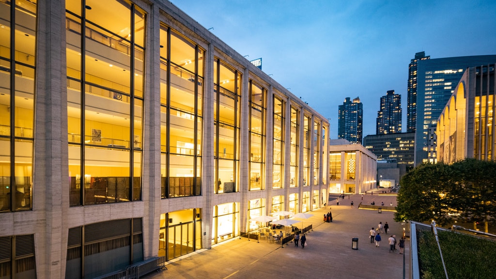 Lincoln Center som viser en plads eller et torv og natteliv