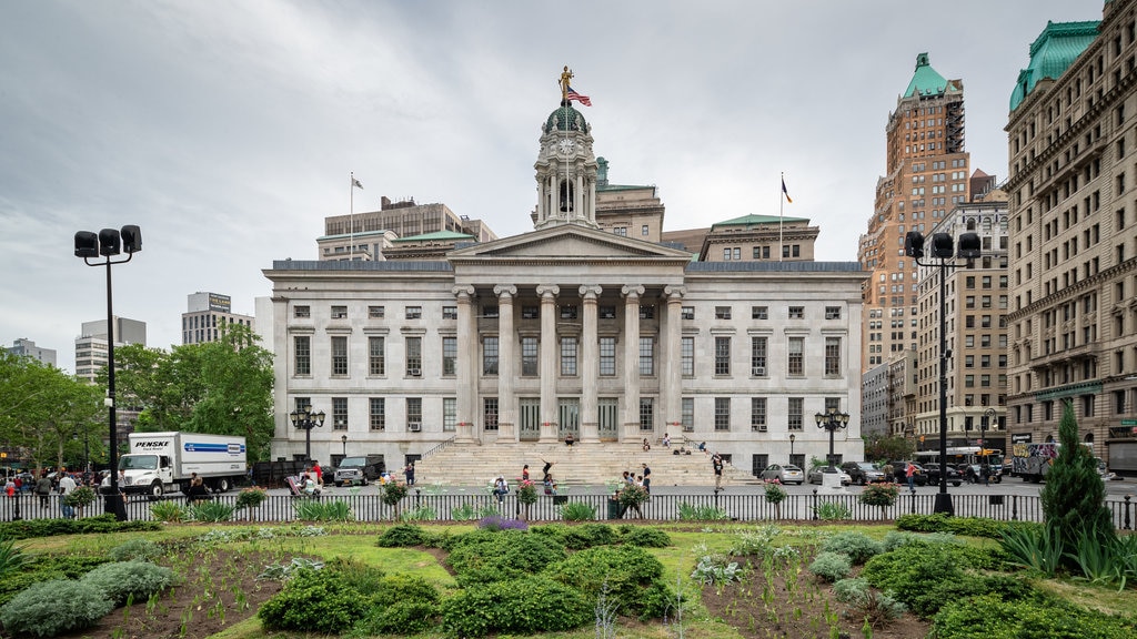 Brooklyn Borough Hall presenterar historisk arkitektur, en trädgård och en administrativ byggnad