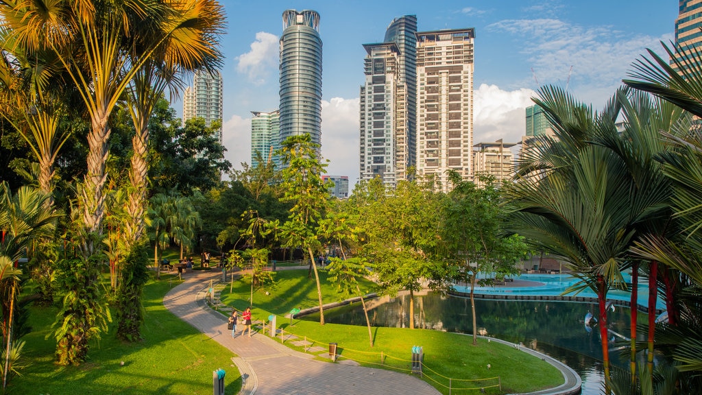 Parc KLCC montrant jardin et ville