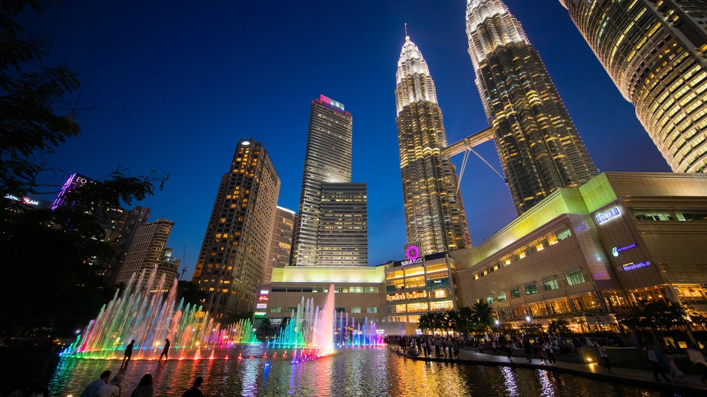 Parque KLCC que incluye una fuente, escenas nocturnas y una ciudad