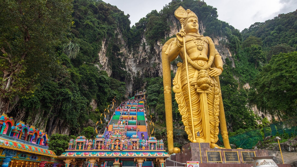 Batu Caves featuring a monument