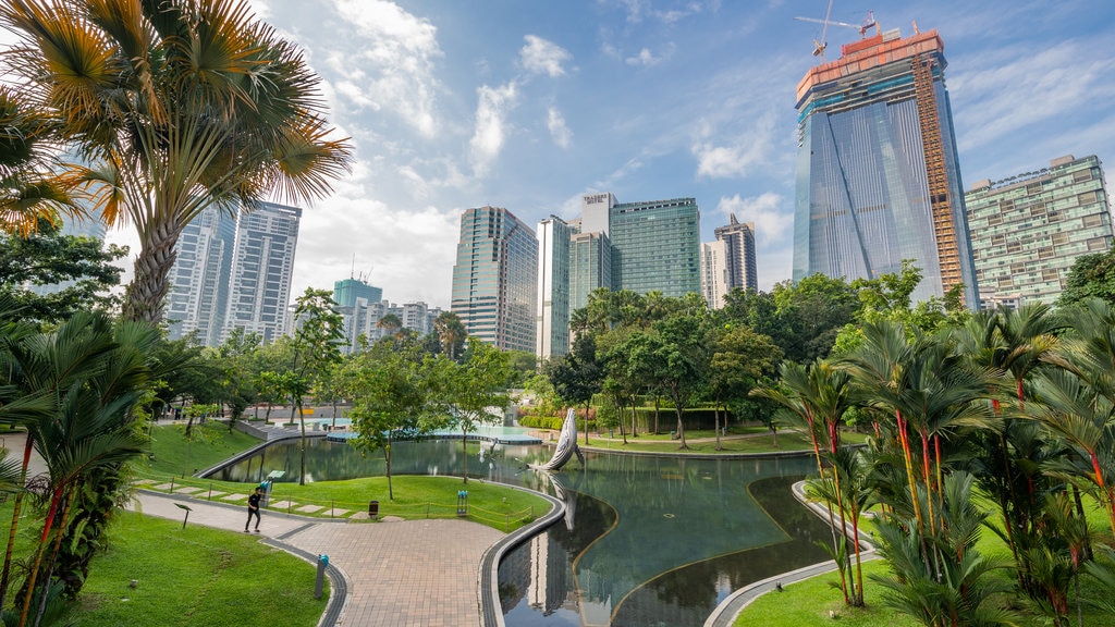 Parque KLCC que incluye un estanque, jardín y una ciudad