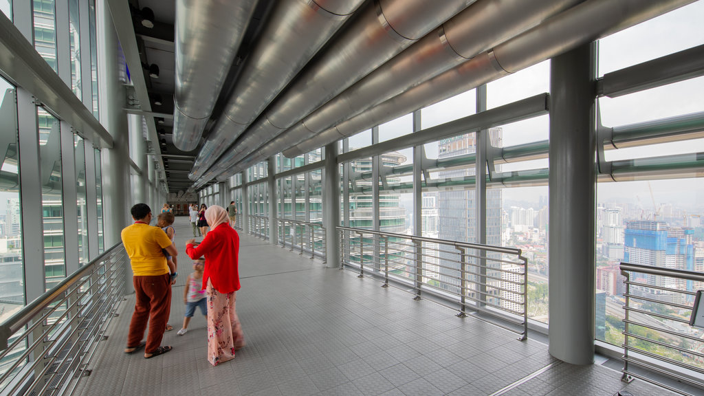 Petronas Twin Towers caracterizando vistas internas assim como um pequeno grupo de pessoas