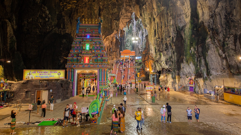 Grotte Batu montrant grottes et patrimoine historique aussi bien que important groupe de personnes