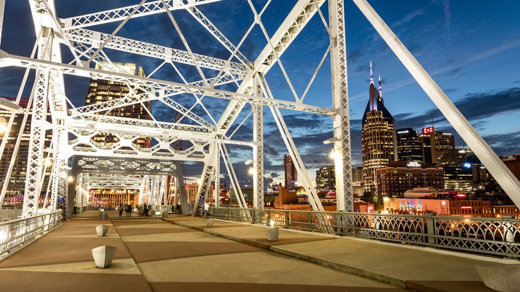 Região central de Tennessee mostrando uma ponte, cenas noturnas e uma cidade