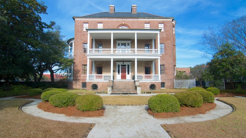 Joseph Manigault House mostrando elementos del patrimonio y una casa