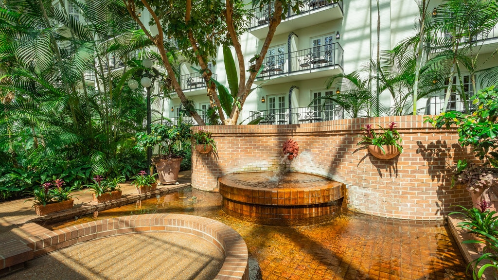 Opryland Hotel Gardens showing a park and a fountain