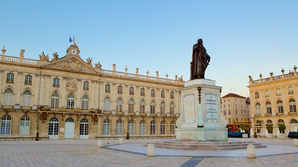 Saint Nicolas - Charles III - Ville vieille - Trois Maisons - Léopold showing a statue or sculpture, a square or plaza and heritage architecture