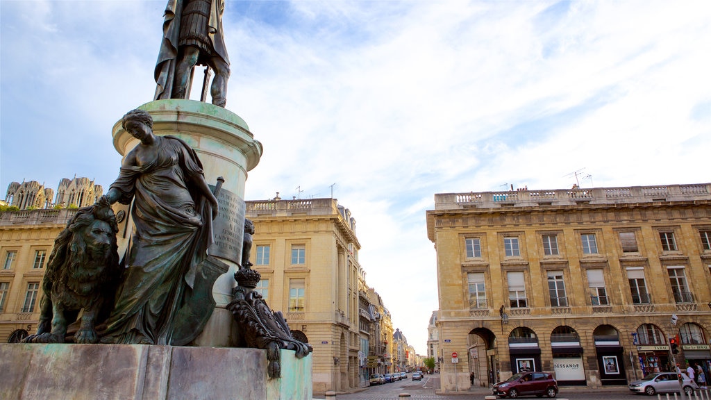 Champagne-Ardenne ofreciendo una fuente, elementos del patrimonio y una estatua o escultura