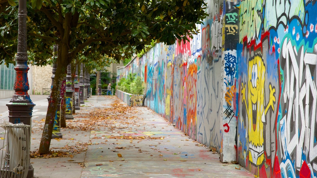 19th Arrondissement featuring outdoor art