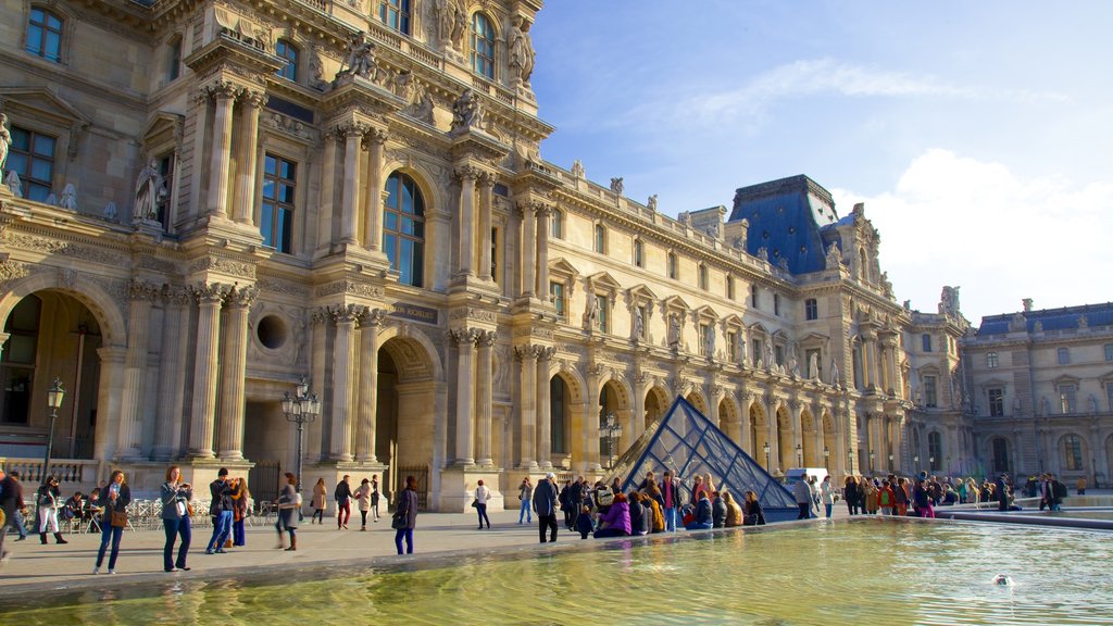 Paris City Centre showing heritage architecture, a fountain and street scenes