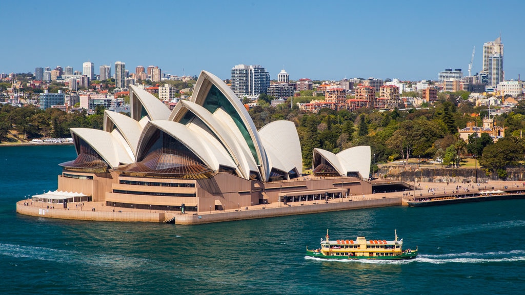 Sydney Operahus som omfatter moderne arkitektur, en by og bådsejlads