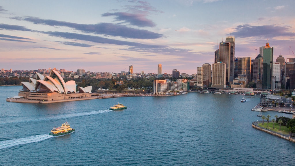 Sydney som omfatter moderne arkitektur, bådsejlads og en by