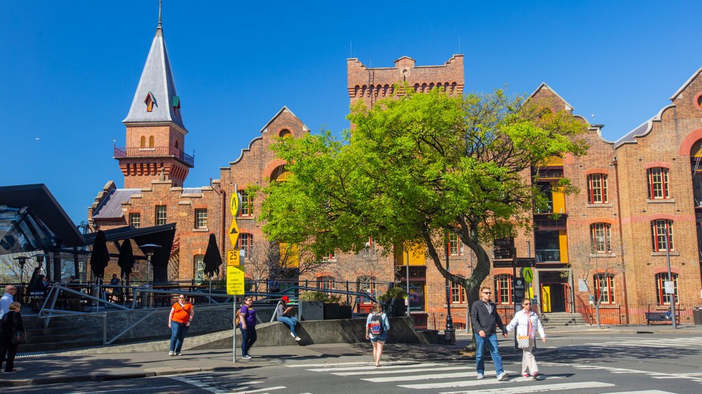 Circular Quay showing street scenes and heritage elements