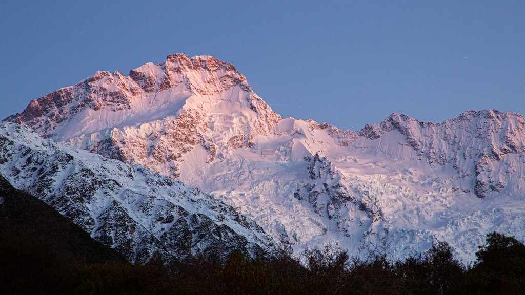 South Island toont sneeuw en bergen